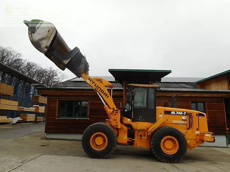 Hyundai hl740-7 mit hochkippschaufel u. volvo sw