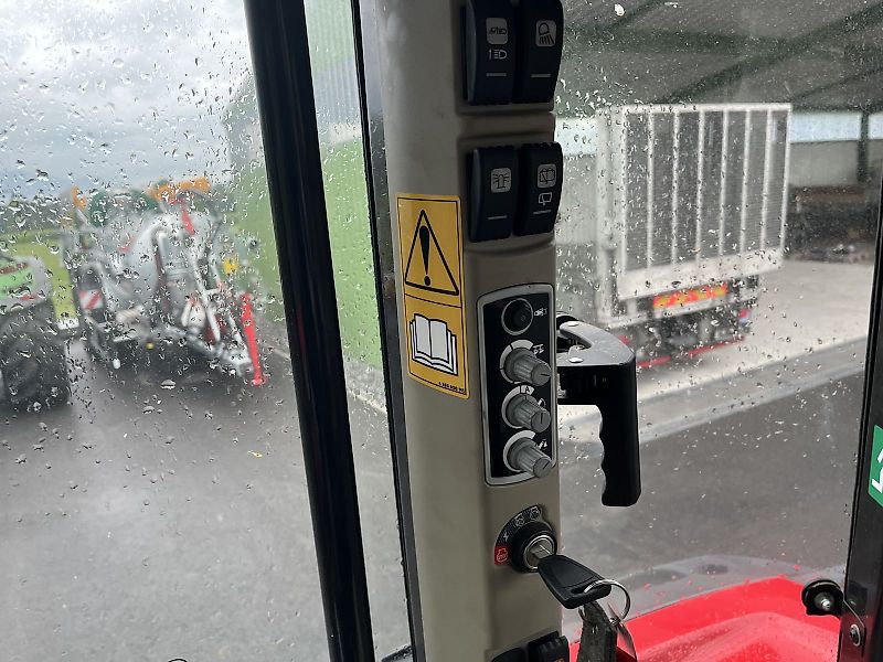 Massey Ferguson 5711M Dyna4 Cab Essential