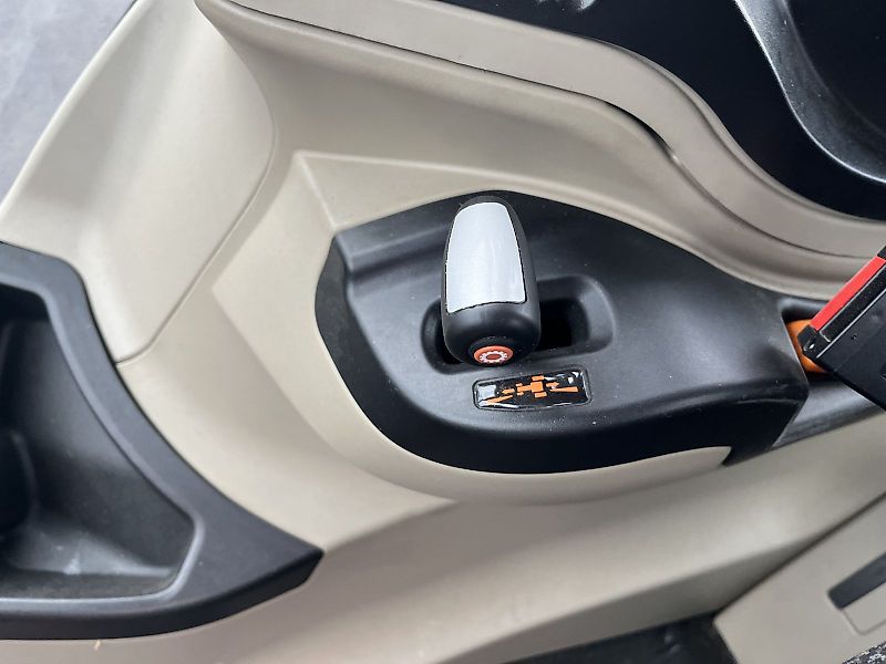 Massey Ferguson 5711M Dyna4 Cab Essential