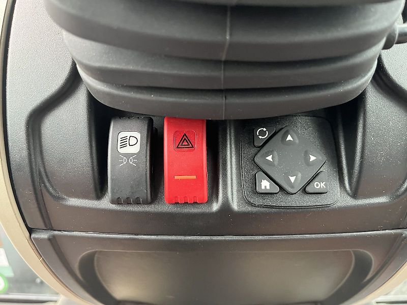 Massey Ferguson 5711M Dyna4 Cab Essential