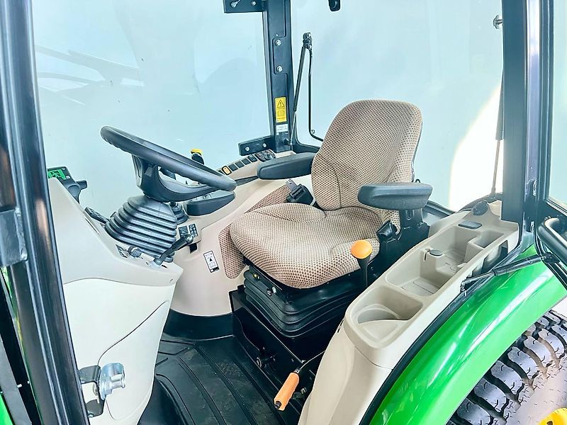 John Deere 3046R