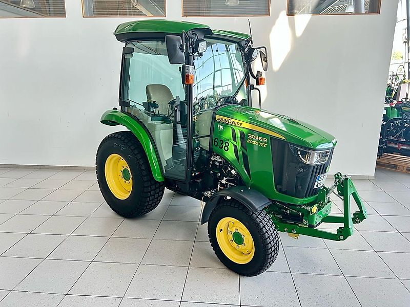 John Deere 3046R