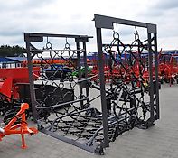 Metal-Technik Wiesenegge /Włóka łąkowo – polowa 8m / 4 rzędy / Grada para praderas y campos 8m