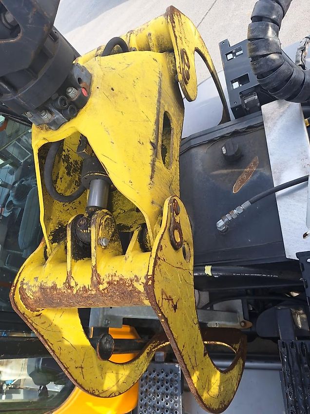 JCB 3230 HMV mit Palfinger Epsilon M120