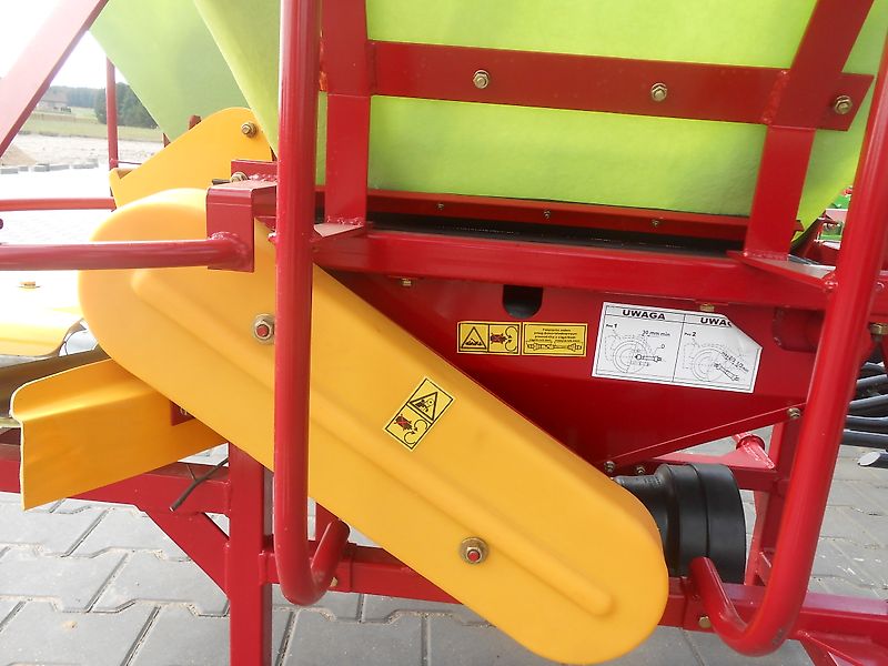 Pom Augustów Düngerstreuer/ Fertilizer spreader/ Rozsiewacz N031M/1 / Esparcidor N031M / 1