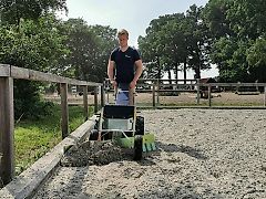 Concept E-Hufschlagräumer | Reitbahnplaner | Hufschlagplaner