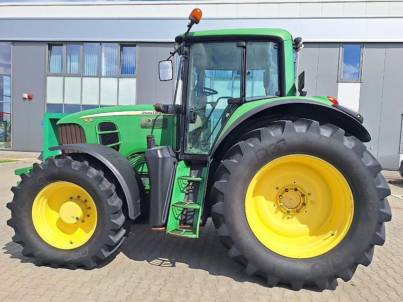 John Deere 7430