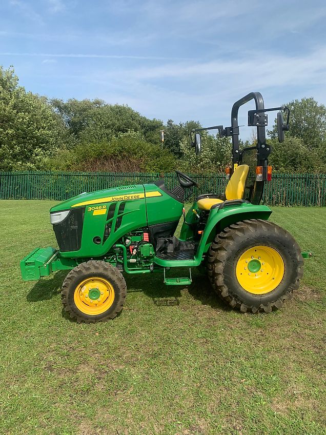 John Deere 3046R ROPS IT
