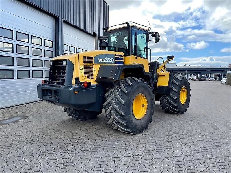 Komatsu WA320-5