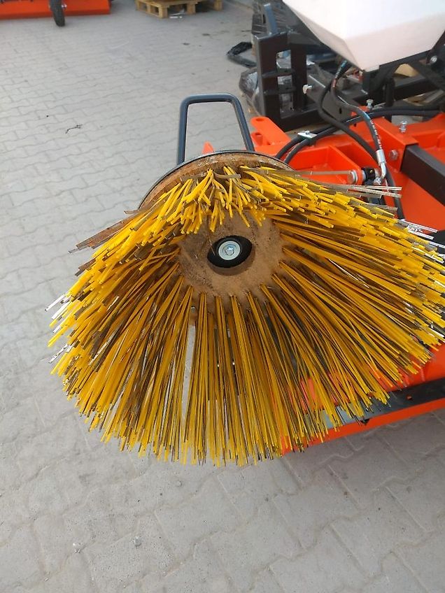 Metal-Technik mit Seitenbesen und Wasserbehälter