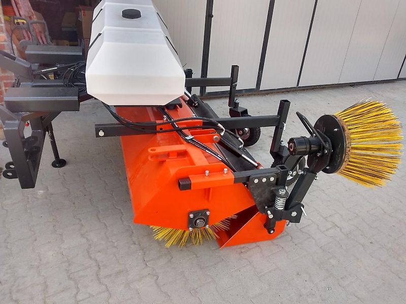 Metal-Technik mit Seitenbesen und Wasserbehälter