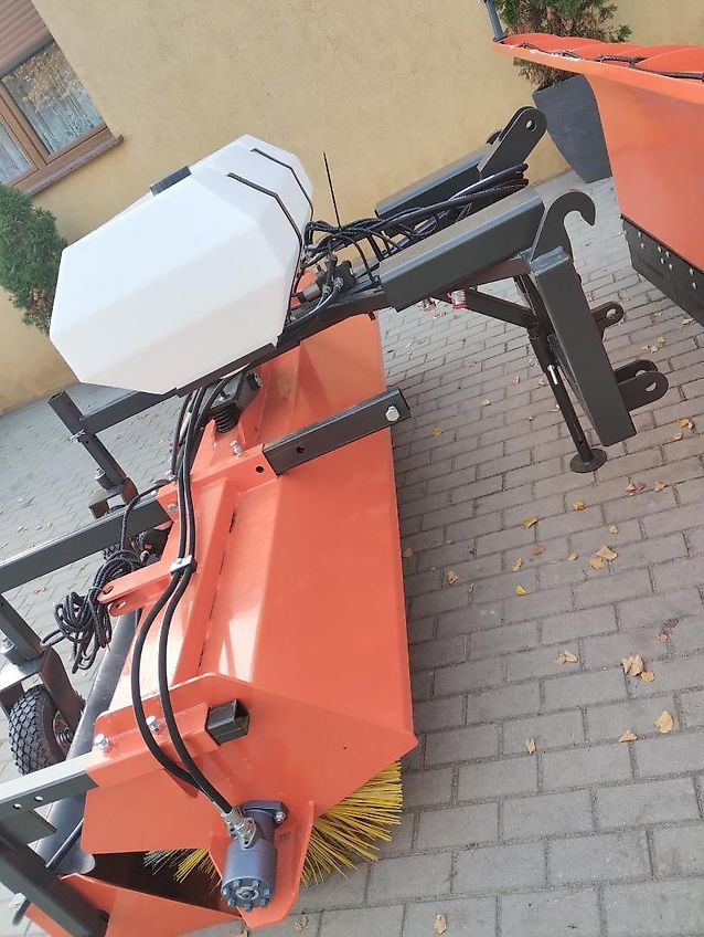 Metal-Technik mit Seitenbesen und Wasserbehälter