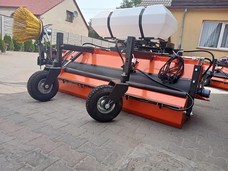 Metal-Technik mit Seitenbesen und Wasserbehälter