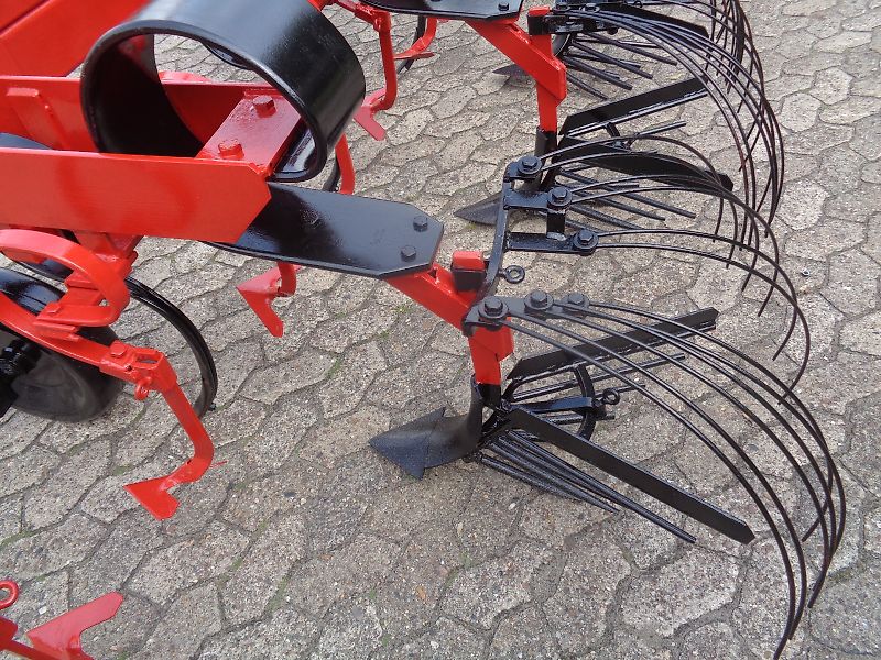 Köckerling Köckerling 6 reihiges reihenabhängiges Dammpflegegerät mit 75 cm Reihenabstand hydraulische Klappung 2 fach mit je Reihe 2 Hackscharen Dammformer sowie Sriegelzinken zur mechanischen Beikrautbekämpfung