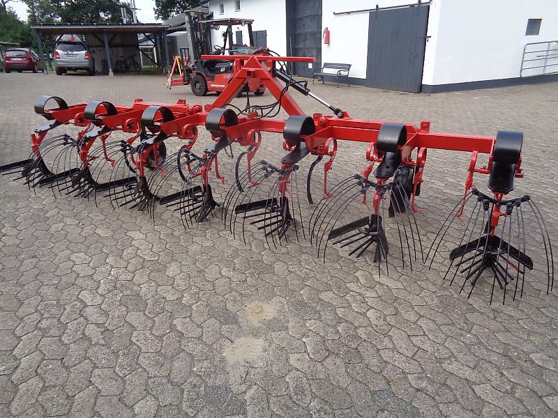 Köckerling Köckerling 6 reihiges reihenabhängiges Dammpflegegerät mit 75 cm Reihenabstand hydraulische Klappung 2 fach mit je Reihe 2 Hackscharen Dammformer sowie Sriegelzinken zur mechanischen Beikrautbekämpfung