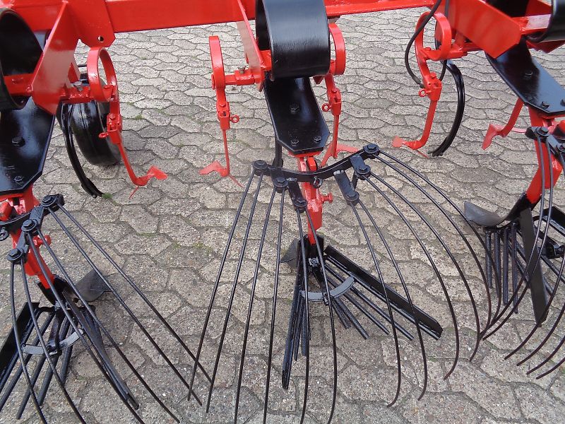 Köckerling Köckerling 6 reihiges reihenabhängiges Dammpflegegerät mit 75 cm Reihenabstand hydraulische Klappung 2 fach mit je Reihe 2 Hackscharen Dammformer sowie Sriegelzinken zur mechanischen Beikrautbekämpfung