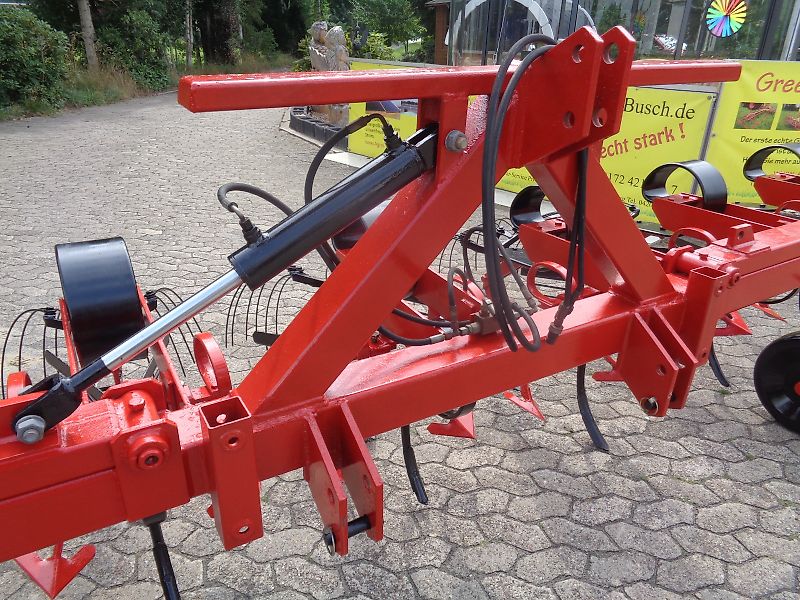 Köckerling Köckerling 6 reihiges reihenabhängiges Dammpflegegerät mit 75 cm Reihenabstand hydraulische Klappung 2 fach mit je Reihe 2 Hackscharen Dammformer sowie Sriegelzinken zur mechanischen Beikrautbekämpfung